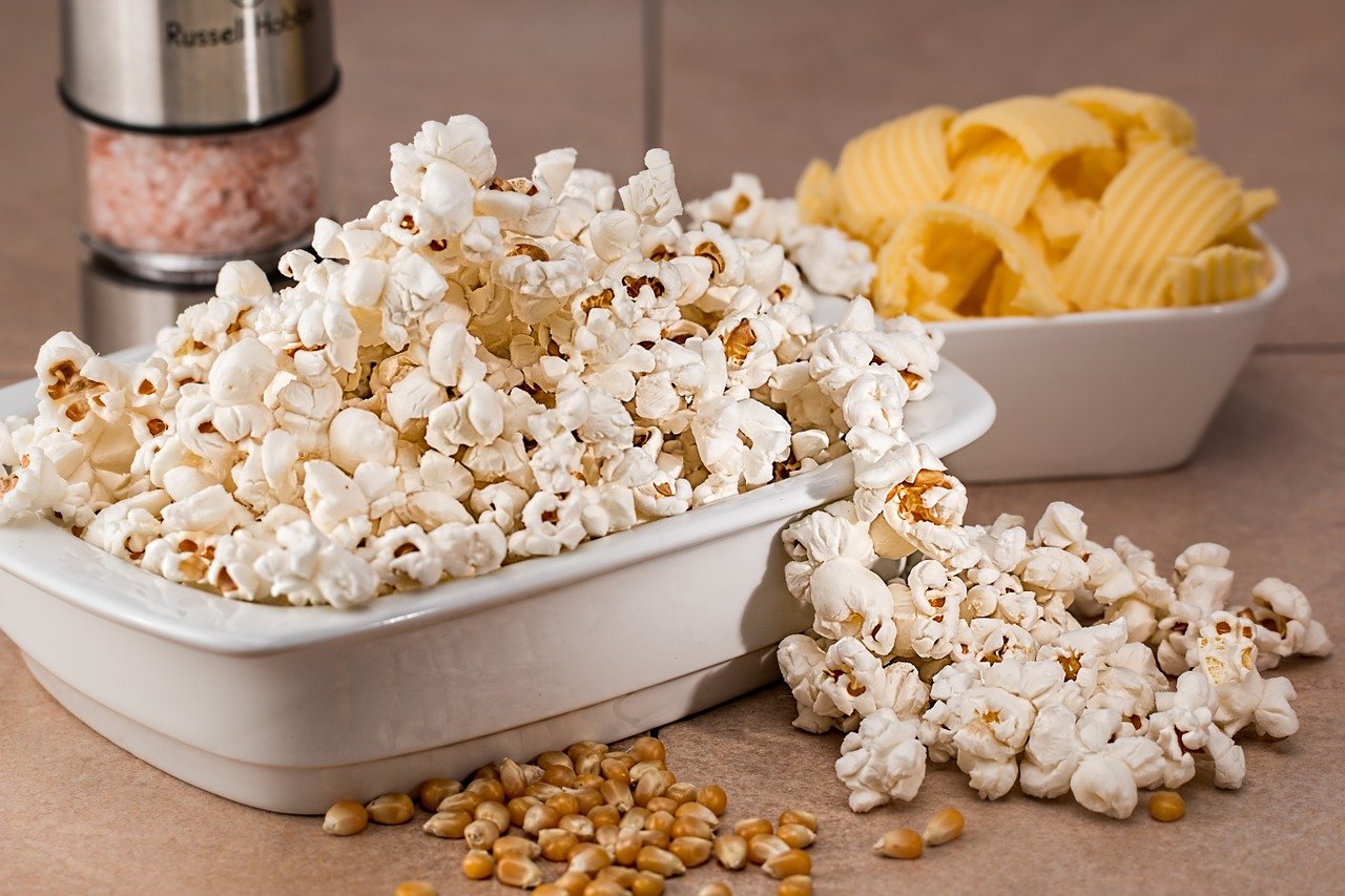 Przekąski na wieczór filmowy – zdrowsza wersja ulubionego popcornu